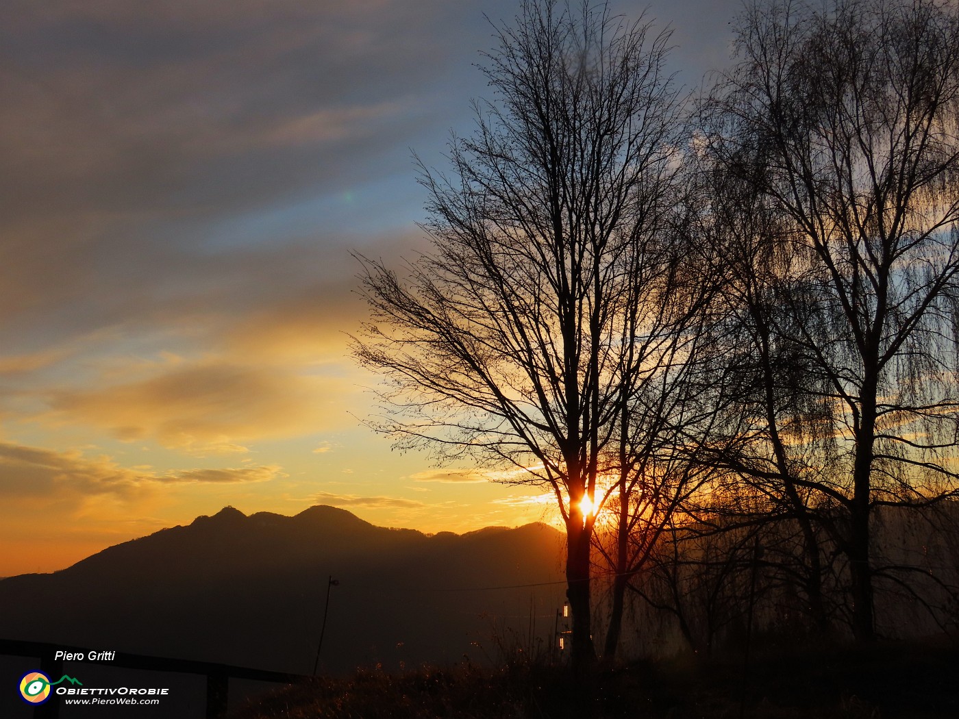48 Il sole tramonta verso il Monte Zucco.JPG